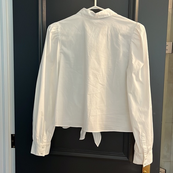 97% cotton, button up shirt with pearl buttons, front tie and puff shoulders - Picture 5 of 7